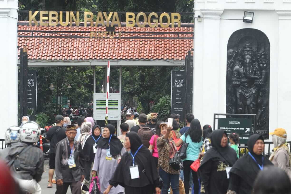 ILUSTRASI: Situasi terkini kawasan wisata Kebun Raya Bogor, terlihat kendaraan roda dua (motor) diperbolehkan memasuki gerbang loket. SOFYANSYAH/RADAR BOGOR