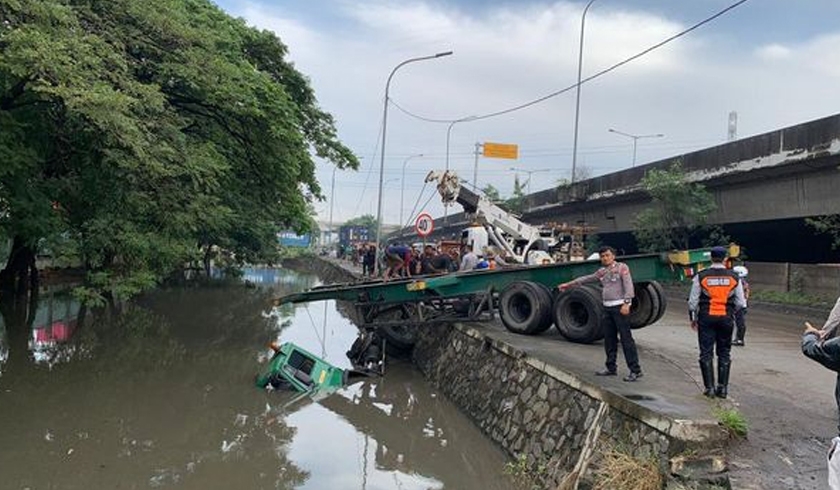 Dua truk trailer terlibat kecelakaan di Jakarta Utara, Jumat (5/1/2024) pagi. Foto PMJNews