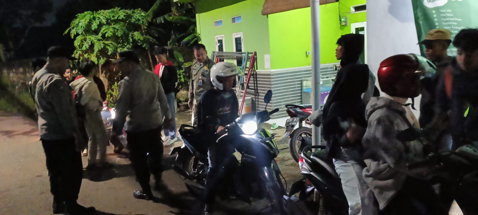 Petugas Polsek Kemang saat melakukan razia knalpot brong.