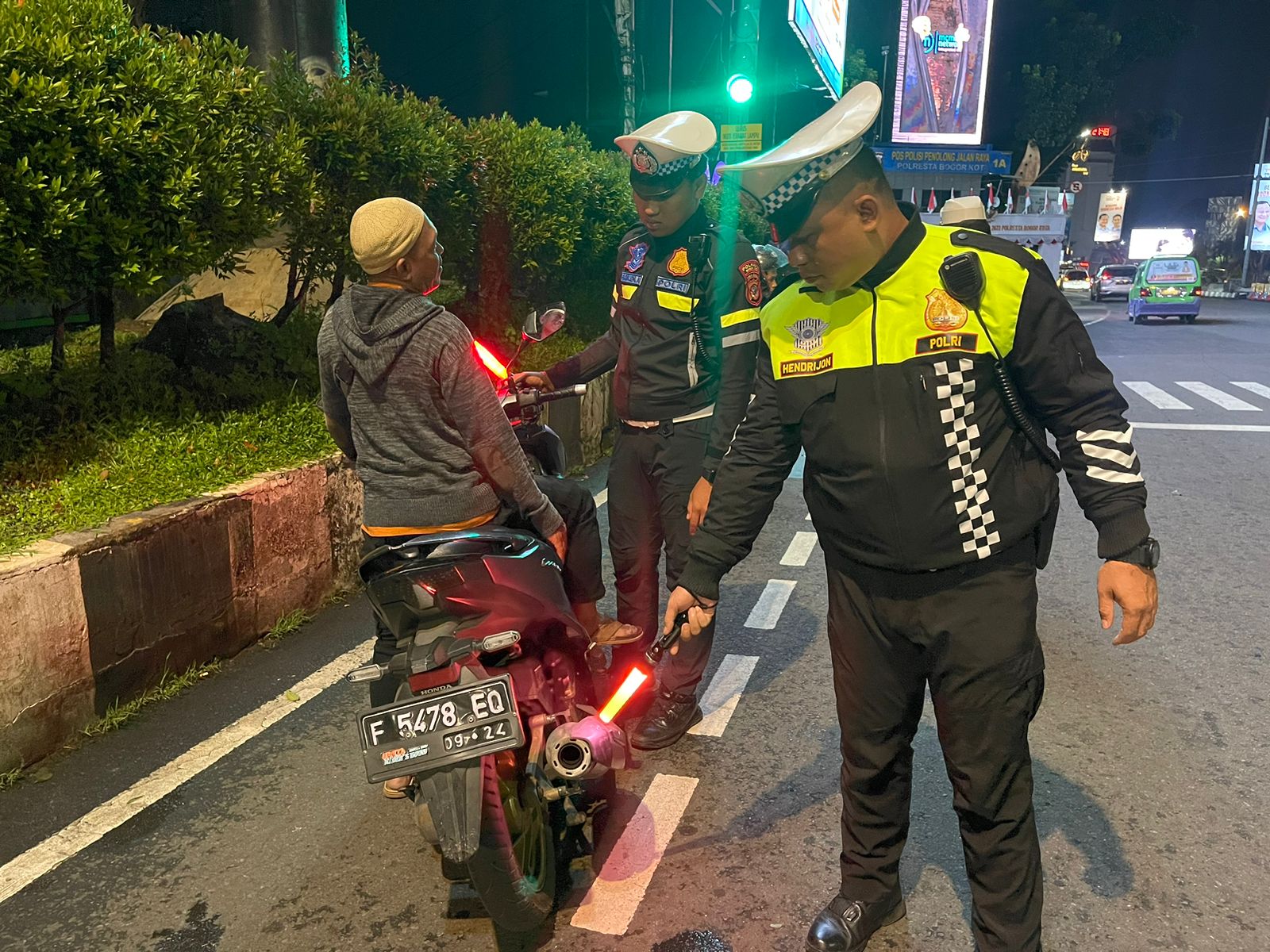 Satlantas Polresta Bogor melakukan penindakan terhadap kendaraan sepeda motor yang menggunakan knalpot brong pada Rabu (10/1/2024). ﻿
