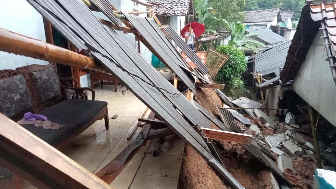 Kondisi rumah warga di Desa Sukaraksa, Kecamatan Cigudeg, Kabupaten Bogor, yang rusak diterjang longsor Senin (8/1/2024).