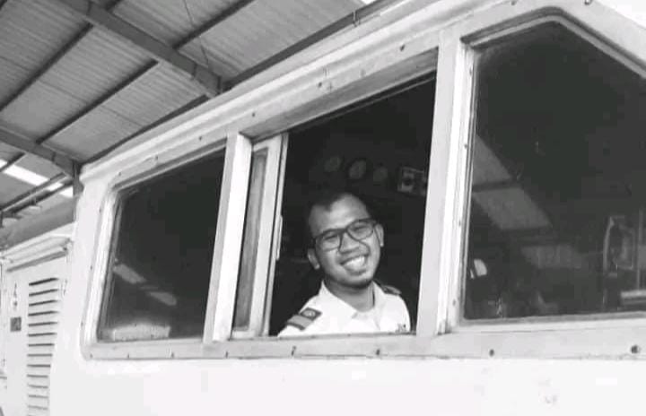 Masinis Julian Dwi Setiono menjadi salah satu korban meninggal dunia dari kecelakaan tabrakan KA Turangga. Netizen pun ikut berduka dan ramai-ramai mendoakan kejadian tersebut.