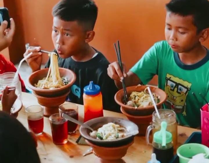 Mie Ayam Coet Pakansari yang berlokasi di Jl. Setapak No. 50, Kelurahan Pakansari, Kecamatan Cibinong, Kabupaten Bogor.