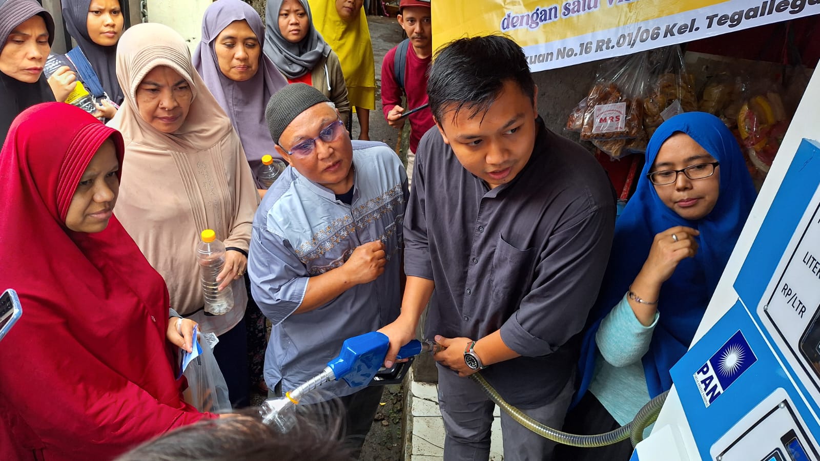 Caleg DPRD Kota Bogor dari Dapil 1 Bogor Tengah-Timur, Nauval Nursyarif meresmikan Pom Pengisian Minyak Goreng atau POMIGOR di Kelurahan Tegallega, Bogor Tengah﻿.