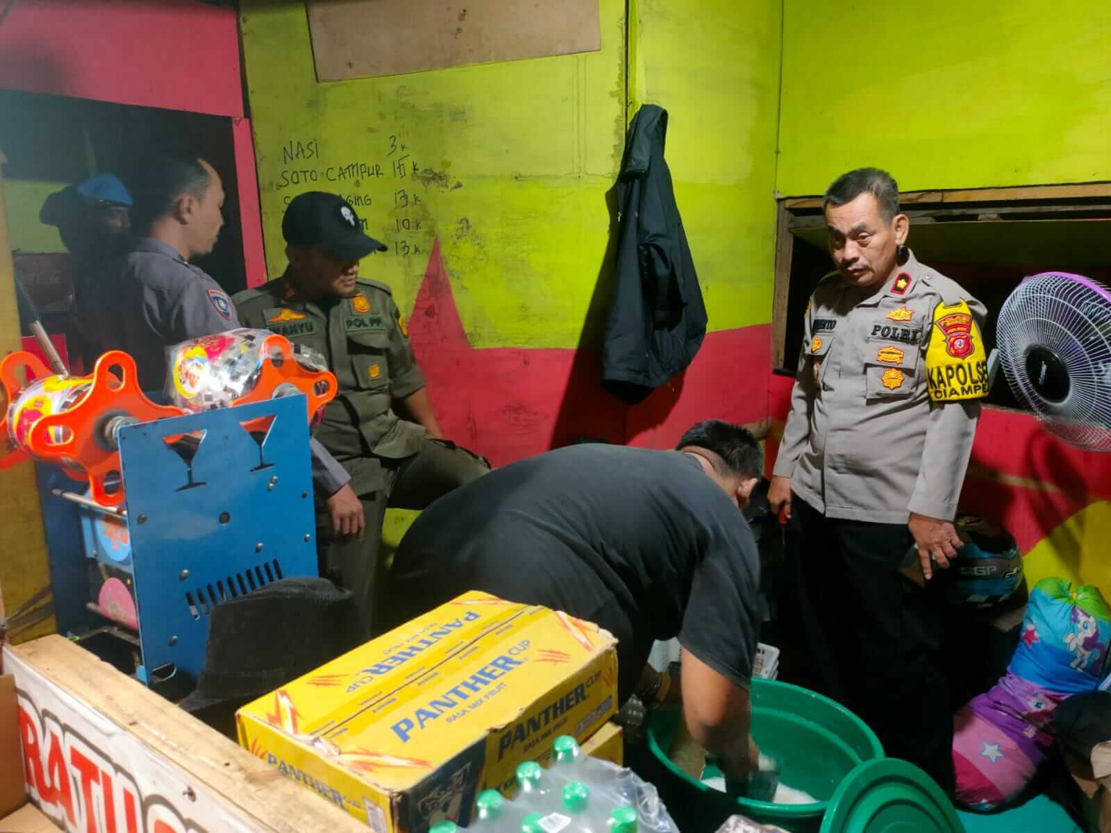 Kapolsek Ciampea Kompol Suminto ikut pada operasi terpadu malam pergantian tahun, Hasilnya didapati ratusan miras berbagai jenis disejumlah titik wilayah Ciampea.