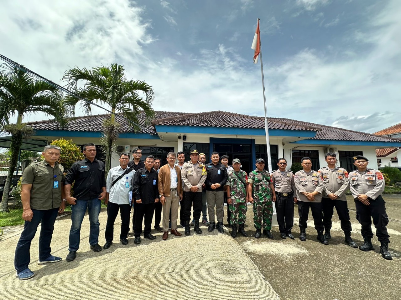 Perumda Air Minum Tirta Kahuripan bersama Kapolsek Cibungbulang, Babinsa dan Bhabinkamtibmas, mengikuti rapat terkait maraknya pencurian meter air di Leuwiliang