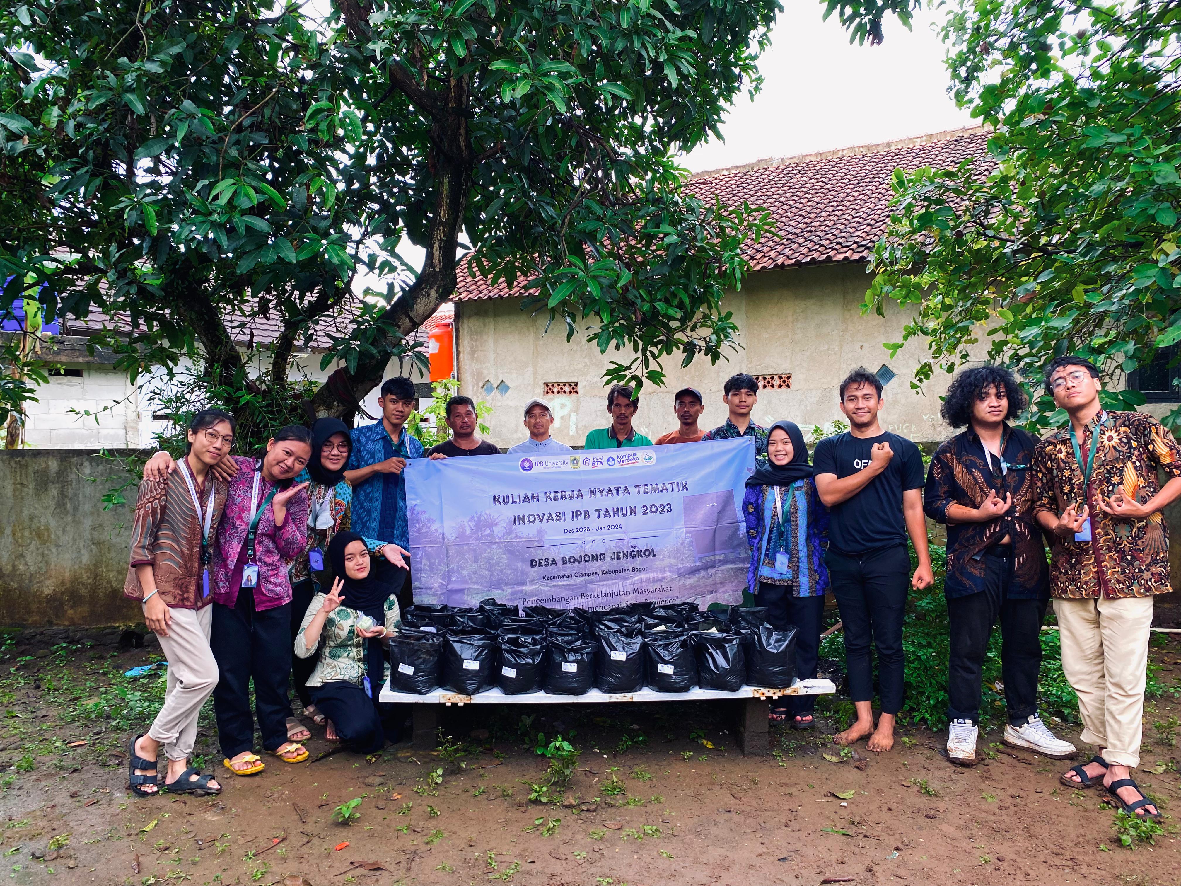 Tim KKN-T Inovasi IPB University Desa Bojong Jengkol melaksanakan program “Ketahanan Pangan” di Rumah Kepala RW 10 Desa Bojong Jengkol, Kecamatan Ciampea.