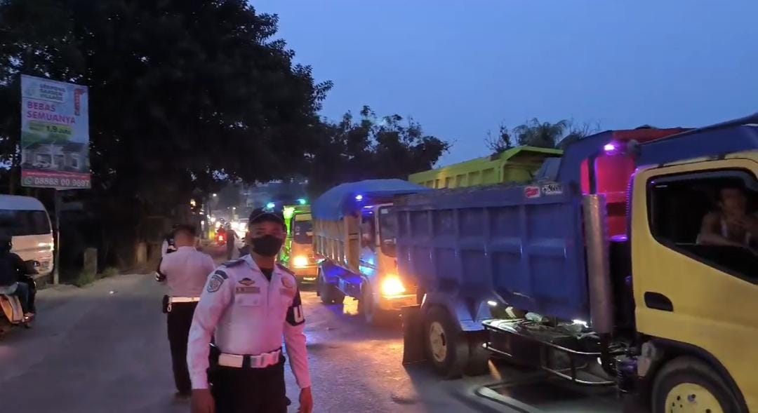 Suasana jalan di kawasan Parung Panjang yang ramai oleh truk tronton.