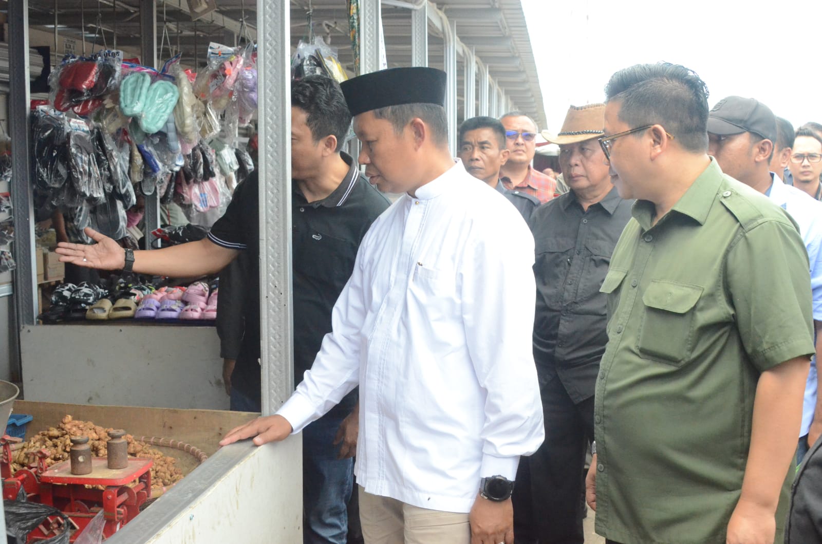Pj Bupati Asmawa Tosepu saat mengunjungi tempat penampungan sementara pedagang Pasar Leuwiliang, Sabtu (20/1/2024).