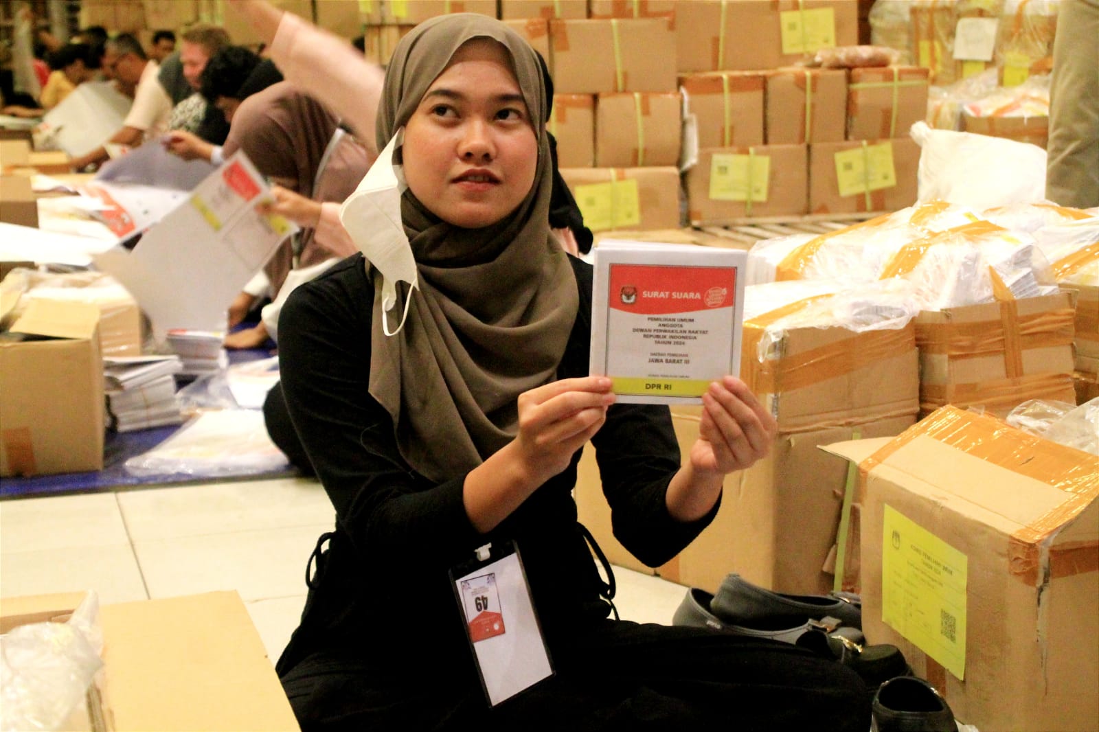 KPU Kota Bogor memulai penyortiran dan pelipatan surat suara untuk Pemilihan Umum (Pemilu) 2024 pada Senin (8/1/2024).