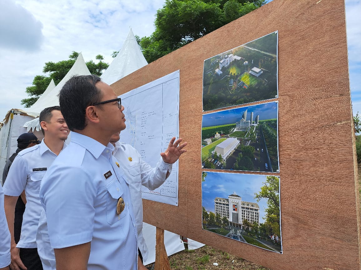 Wali Kota Bogor Bima Arya saat melihat gampar desain Kantor Pemkot Bogor yang baru  pada Musrenbang Kecamatan Bogor Timur.