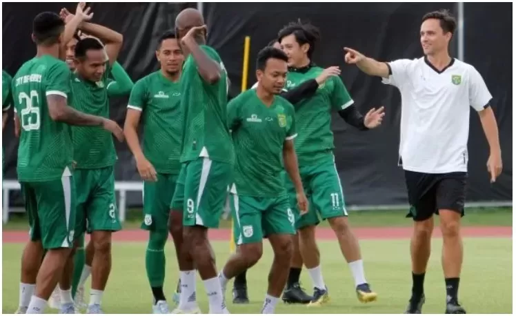 Paul Muster melatih Persebaya Surabaya jelas pertandingan melawan PSIS Semarang. (ANDY S/RADAR SURABAYA)/Sumber: JawaPos.com