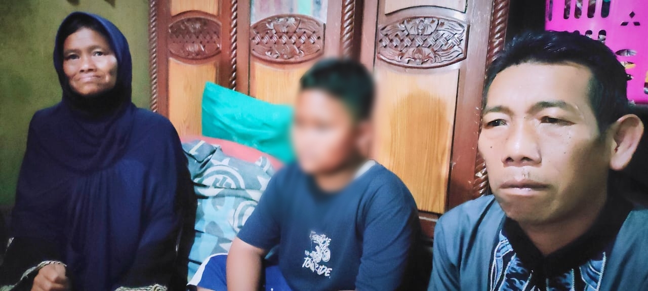 Baldiah Aa Kasian Aa (kiri) bersama anak dan suaminya, ketika menerima tim Radar Bogor, Senin (15/1/2024).