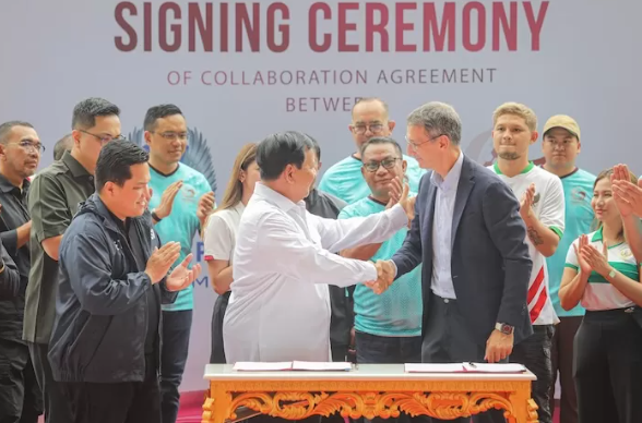 Prabowo Subianto selaku Ketua Dewan Pembina Garudayaksa Football Academy, menandatangani perjanjian kerja sama dengan Aspire Academy asal Qatar di Stadium GBK, Jakarta. Sumber: Jawapos.com