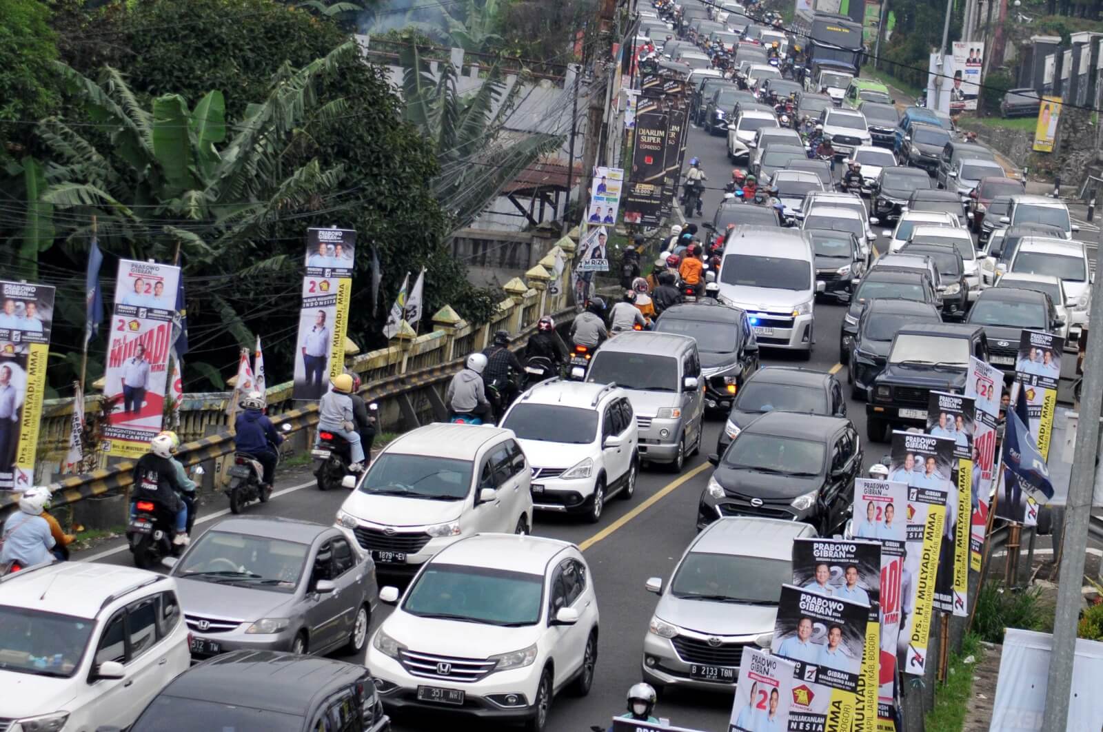 Kendaraan di Jalan Raya Puncak, Kabupaten Bogor, Jawa Barat, saat diberlakukan satu arah menuju Jakarta. Senin (1/1/2024). Foto : Radar Bogor / Hendi Novian