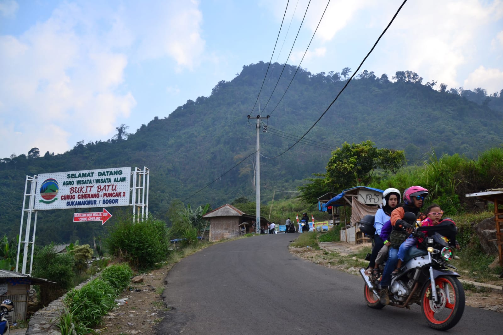 Pengendara motor menelusuri Jalan Raya Puncak 2, Sukamakmur, Kabupaten Bogor, Jawa Barat. Pembangunan Jalan alternatif tersebut terus diupayakan guna memecah kepadatan kendaraan di Jalan Raya Puncak, Cisarua. Foto : Radar Bogor / Hendi Novian
