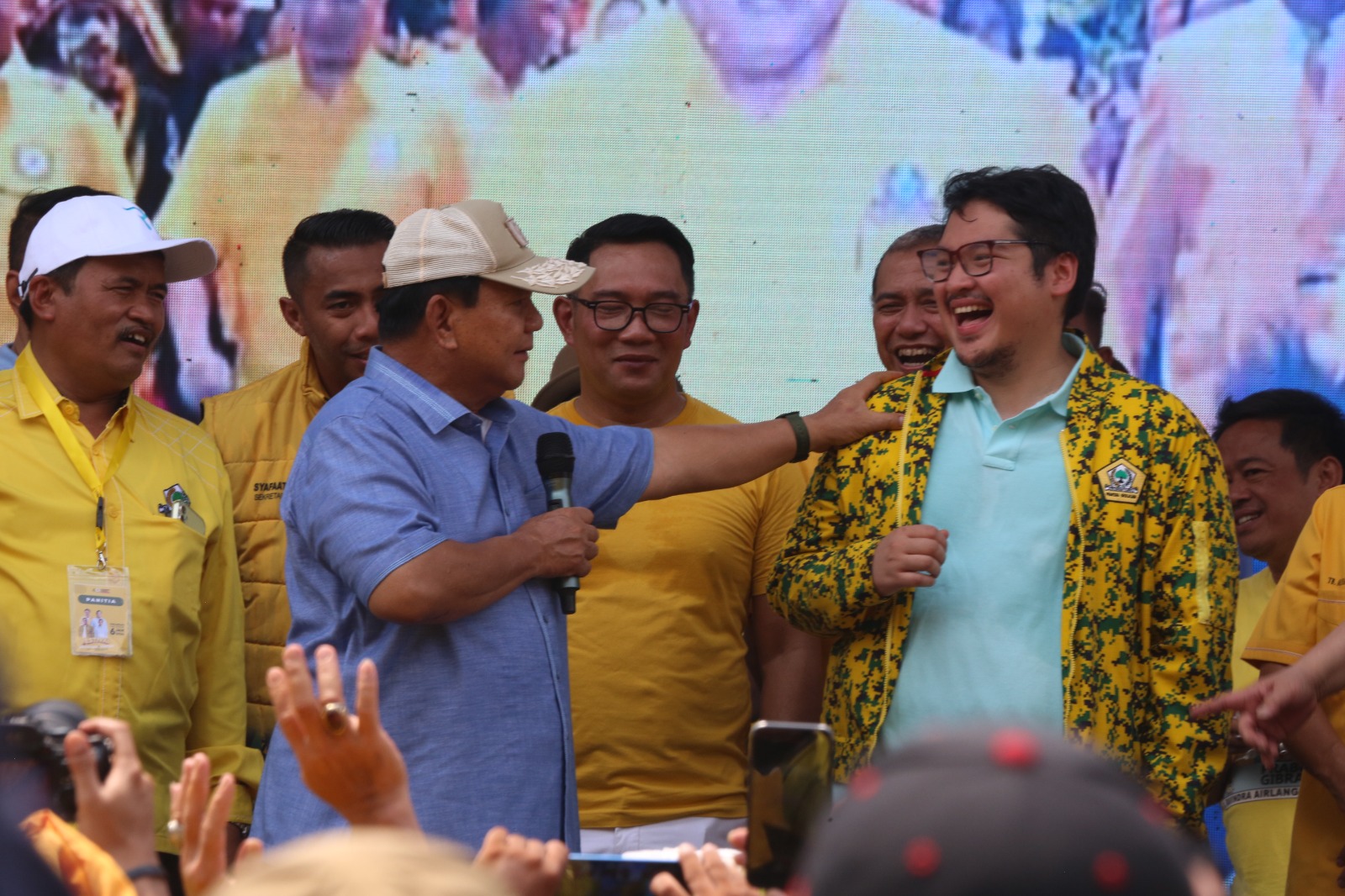 Calon Presiden, Prabowo subianto menyapa simpatisan dan kader Partai Golongan Karya (Golkar) di area Stadion Pakansari, Cibinong, Kabupaten Bogor, Jawa Barat, Sabtu (6/1/2024). Foto: Radar Bogor/Hendi Novian