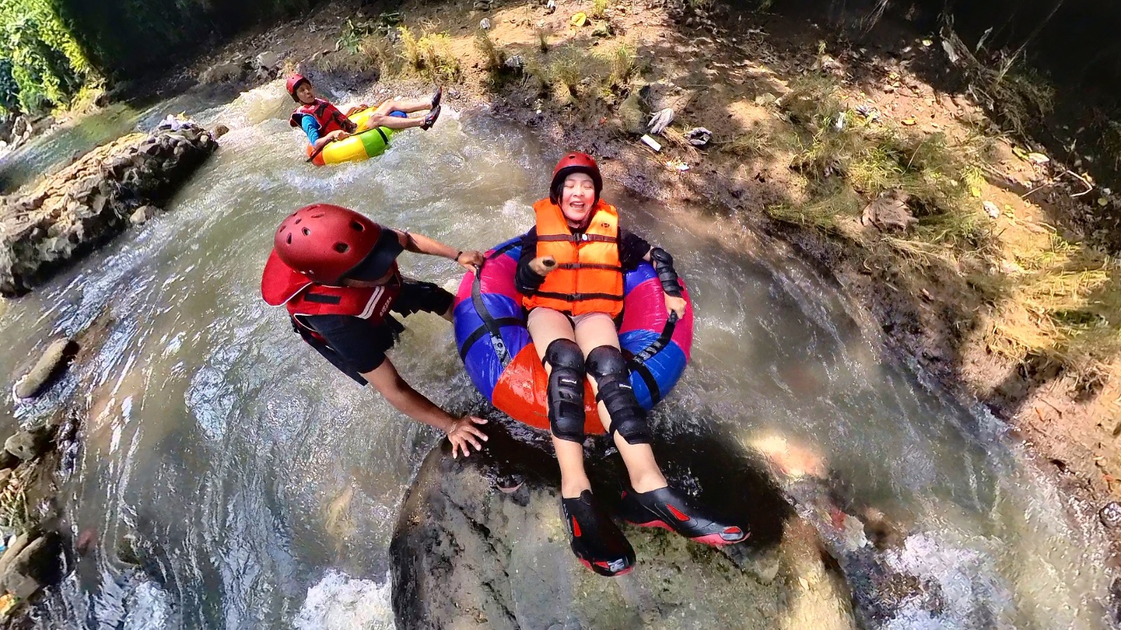 Keseruan main tubing di arus sungai sepanjang 300 meter di kawasan Rivera Outbound & Edutainment. Liburan semakin lengkap dengan pemandangan area hijau di sekitarnya.