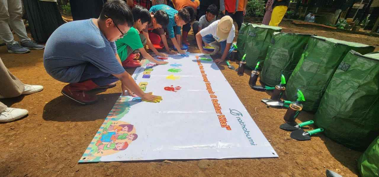 Anak usaha PT Semen Indonesia (Persero) Tbk atau SIG, PT Solusi Bangun Indonesia Tbk (SBI), melalui layanan pengelolaan limbah Nathabumi menggelar Program Edukasi Lingkungan (PEDULI) kepada para siswa sekolah dasar di Sekolah Alam Indonesia (SAI) Cibinong