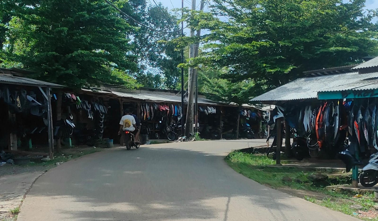 Kawasan Sasak Panjang tempat jual onderdil bekas di Tajurhalang. ARIFAl/RADAR BOGOR