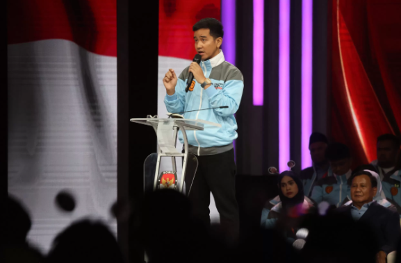 Calon wakil presiden nomor urut 2 Gibran Rakabuming Raka Saat debat keempat, Minggu (21/1) Sumber: Jawapos.com