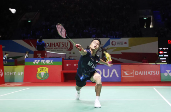 Anthony Sinisuka Ginting maju ke babak 16 besar Indonesia Masters 2024. Ginting mengalahkan dua set langsung Kantaphon Wangcharoen asal Thailand 21-13, 21-15. (Sumber: Jawapos.com)