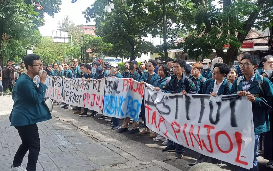 Ratusan mahasiswa melakukan aksi unjuk rasa perihal kerjasama yang akan dilakukan pihak kampus kepada aplikasi Pinjaman Online atau Pinjol, mereka tidak menyetujui kerjasama yang akan berlangsung tersebut dan mencoba untuk bernegosiasi.