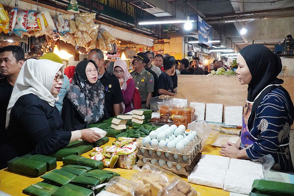Sekda Syarifah Sofiah saat mengecek harga sembako di Kota Bogor.
