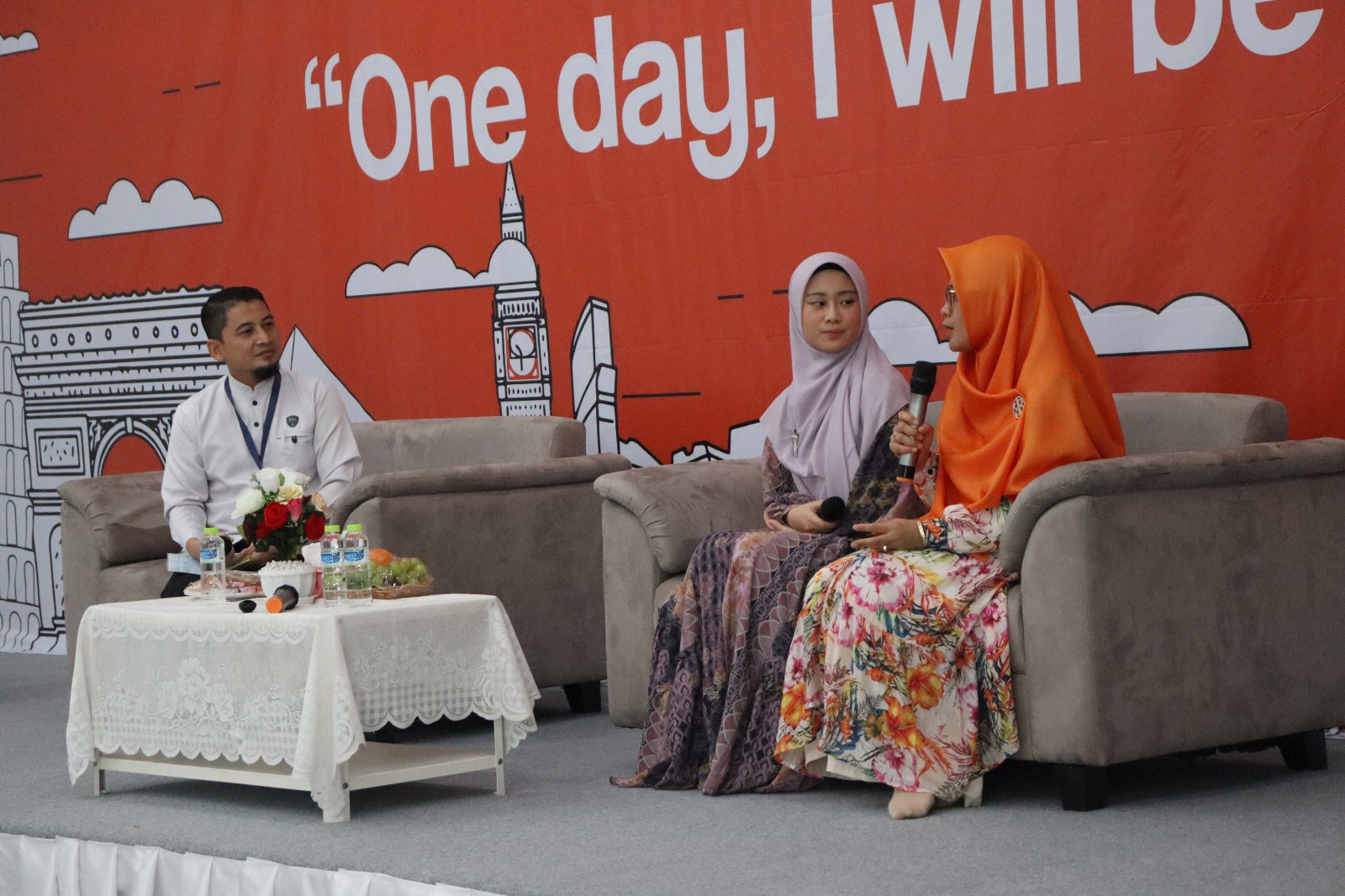 Dr. Hj. Rini Pura Kirana, M.Eng. atau yang lebih sering dipanggil Umi Kirana memberi motivasi, berbagi tips dan menjelaskan kiat sukses mendapat beasiswa dan kuliah di luar negeri pada acara Seminar Pendidikan “Peluang Kuliah dengan Beasiswa di Luar Nege