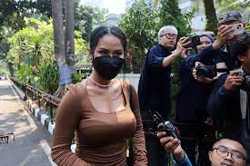 Fransiska Candra Novitasari atau Siskaeee menyapa awak media saat memenuhi panggilan Polda Metro Jaya, Senin (25/9/2023). (Sumber: JawaPos.com)