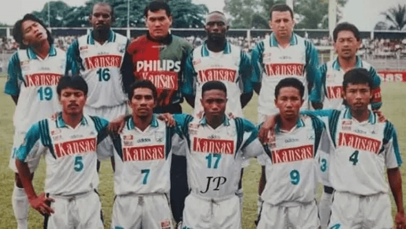 Skuad juara Persebaya 1996-1997 di bawah komando Rusdy Bahalwan dan asisten pelatih Subodro. Sumber Jawa Pos