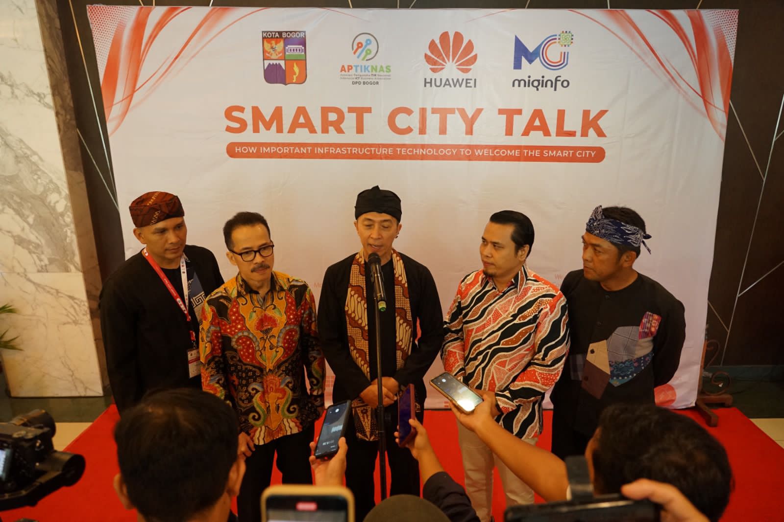 Wali Kota Bogor Dedie A Rachim saat menjadi keynote speaker diskusi publik Smart City Talk, yang digelar Asosiasi Pengusaha Teknologi Informasi dan Komunikasi Nasional (Aptiknas) di IPB International Convention Center (IICC), Kamis (25/1/2024).