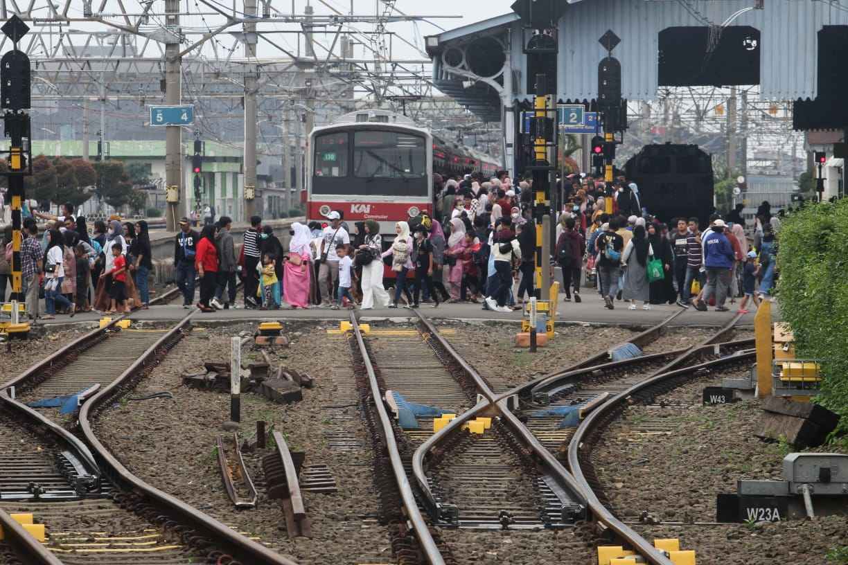 Kondisi penumpang yang turun dan naik KRL di Stasiun Bogor. SOFYANSYAH/RADAR BOGOR