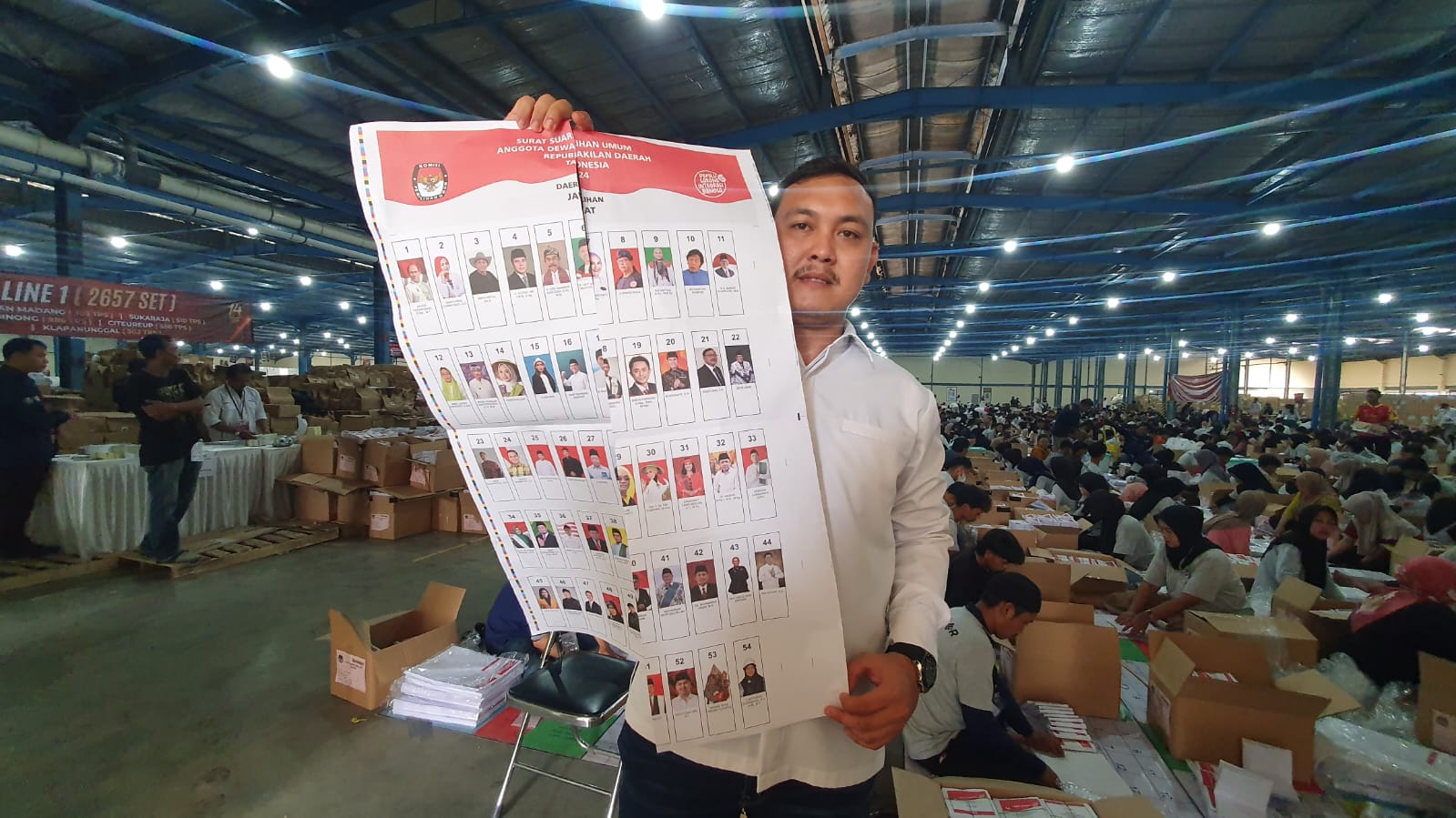 Ketua KPU Kabupaten Bogor Muhamad Adi Kurnia ketika memperlihatkan kertas suara suara yang rusak di Gudang Logistik Kecamatan Klapanunggal.