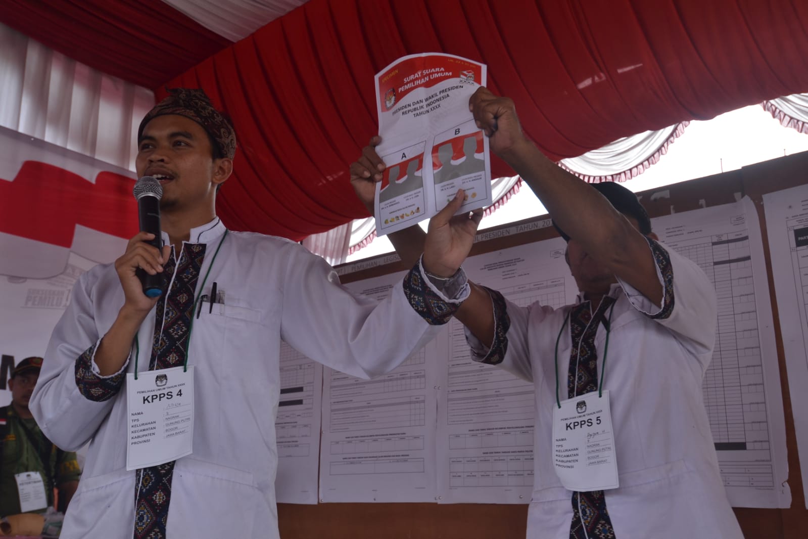 Petugas TPS saat membacakan hasil simulasi pencoblosan.  Untuk meningkatkan partisipasi pemilih bakal banyak TPS unik di Bogor. Foto Ilustrasi : Radar Bogor / Hendi Novian