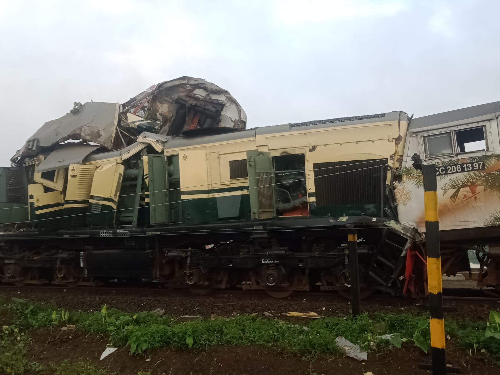 Kondisi kereta api yang bertabrakan di petak Stasiun Cicalengka, Jumat (5/1/2024).