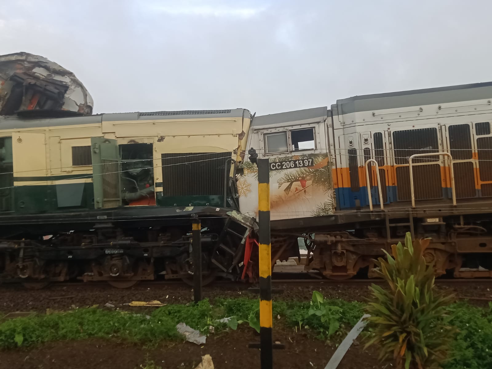 Kondisi kereta api yang bertabrakan di petak Stasiun Cicalengka, Jumat (5/1/2024).