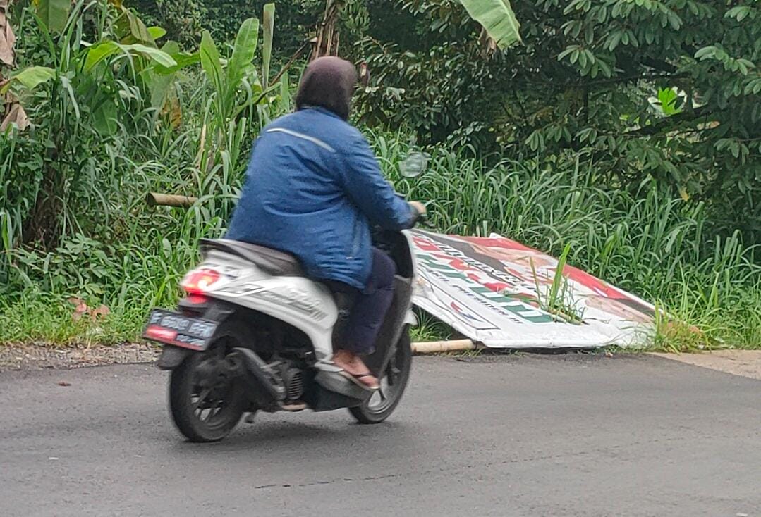 Salah satu APK di Tajurhalang yang tumbang. ARIFAL/RADAR BOGOR