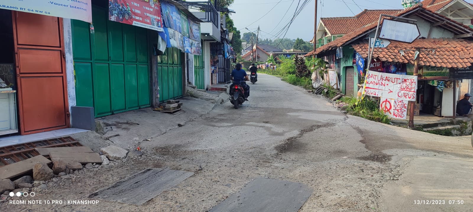 Salah satu kondisi infrastruktur jalan di Kecamatan Tamansari, Kabupaten Bogor