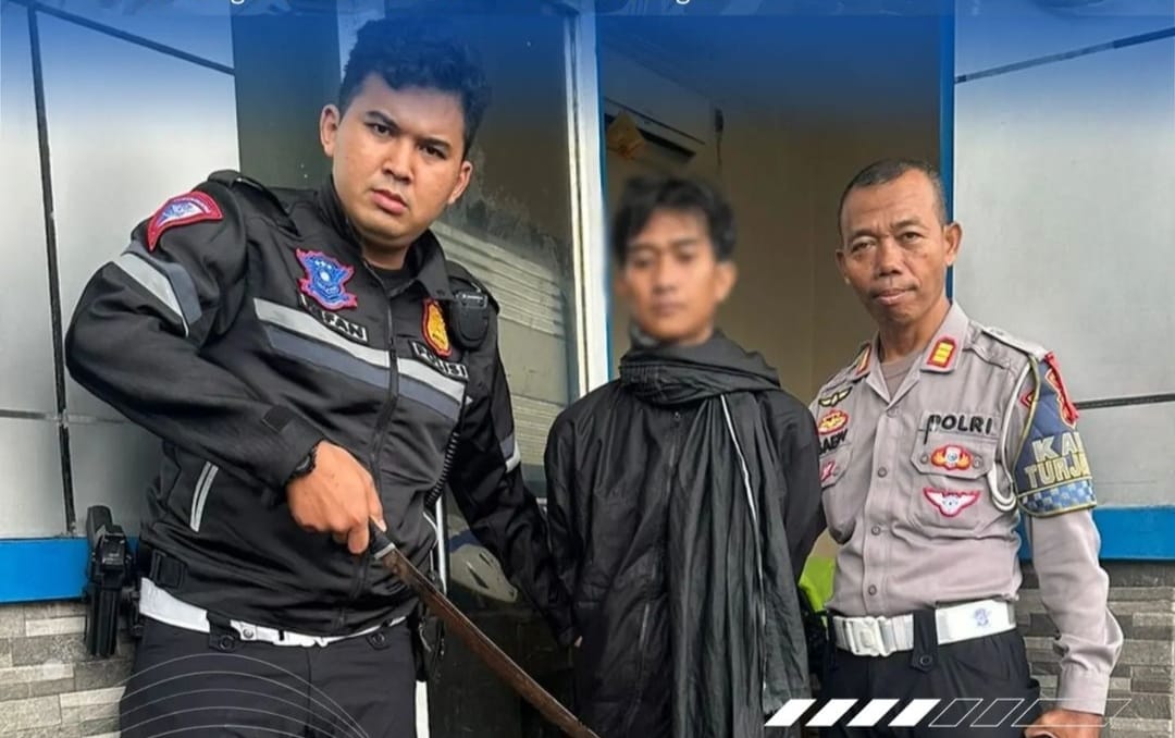 Satlantas Polresta Bogor Kota mengamankan seorang pria yang membawa senjata tajam jenis pedang, pada Minggu (8/1/2023).