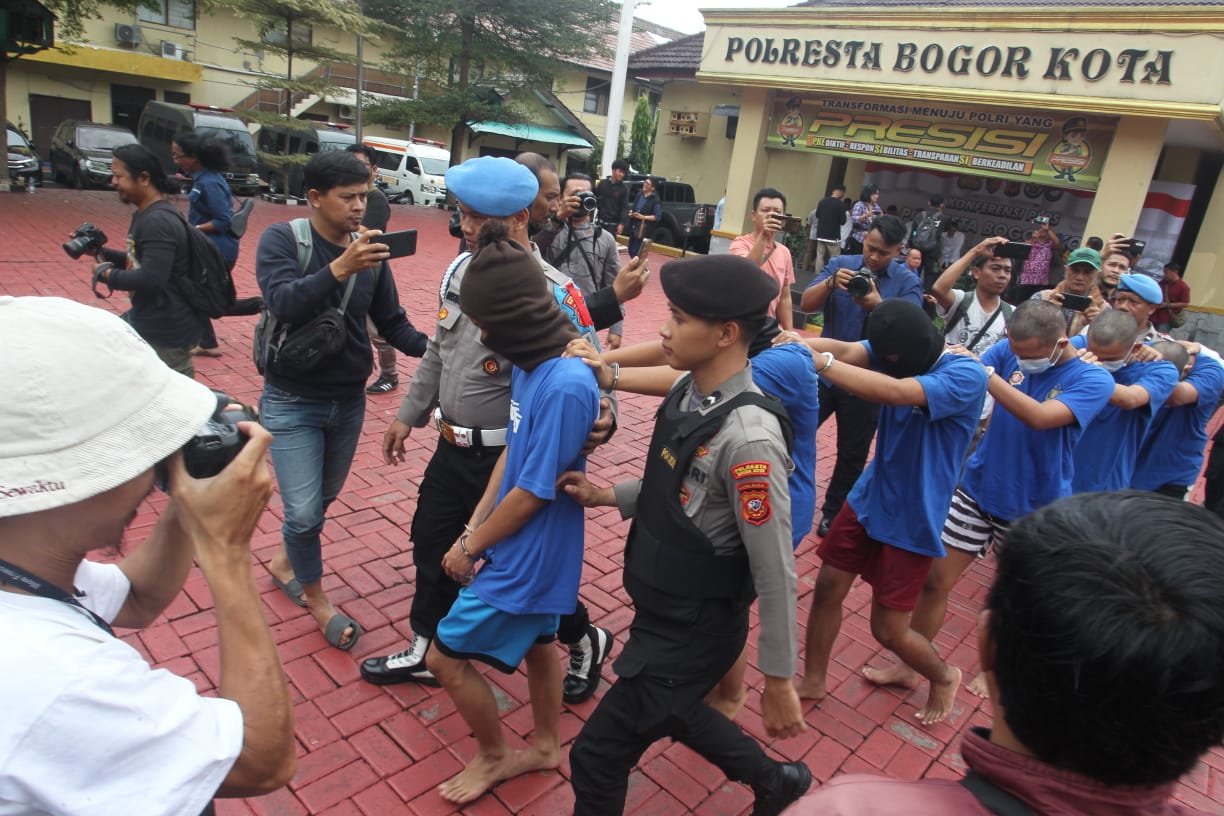 Lima pelaku tawuran di Mulyaharja digiring petugas saat  press rilis di Polres Bogor. SOFYANSYAH/RADAR BOGOR