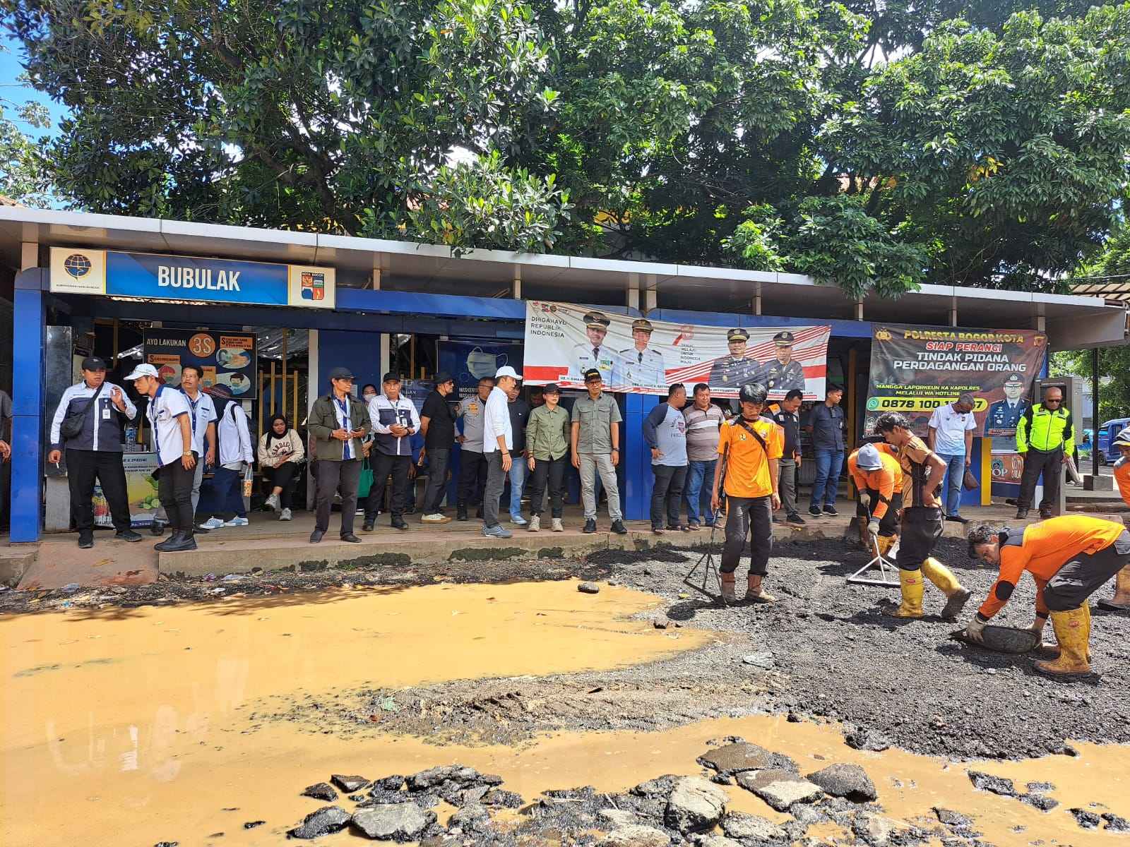 Lintasan Terminal Bubulak yang berlubang dan digenangi air bak kolam lele, sedikit demi sedikit ditambal dengan menggunakan aspal bekas Sabtu (20/1/2024). REKA/RADAR BOGOR