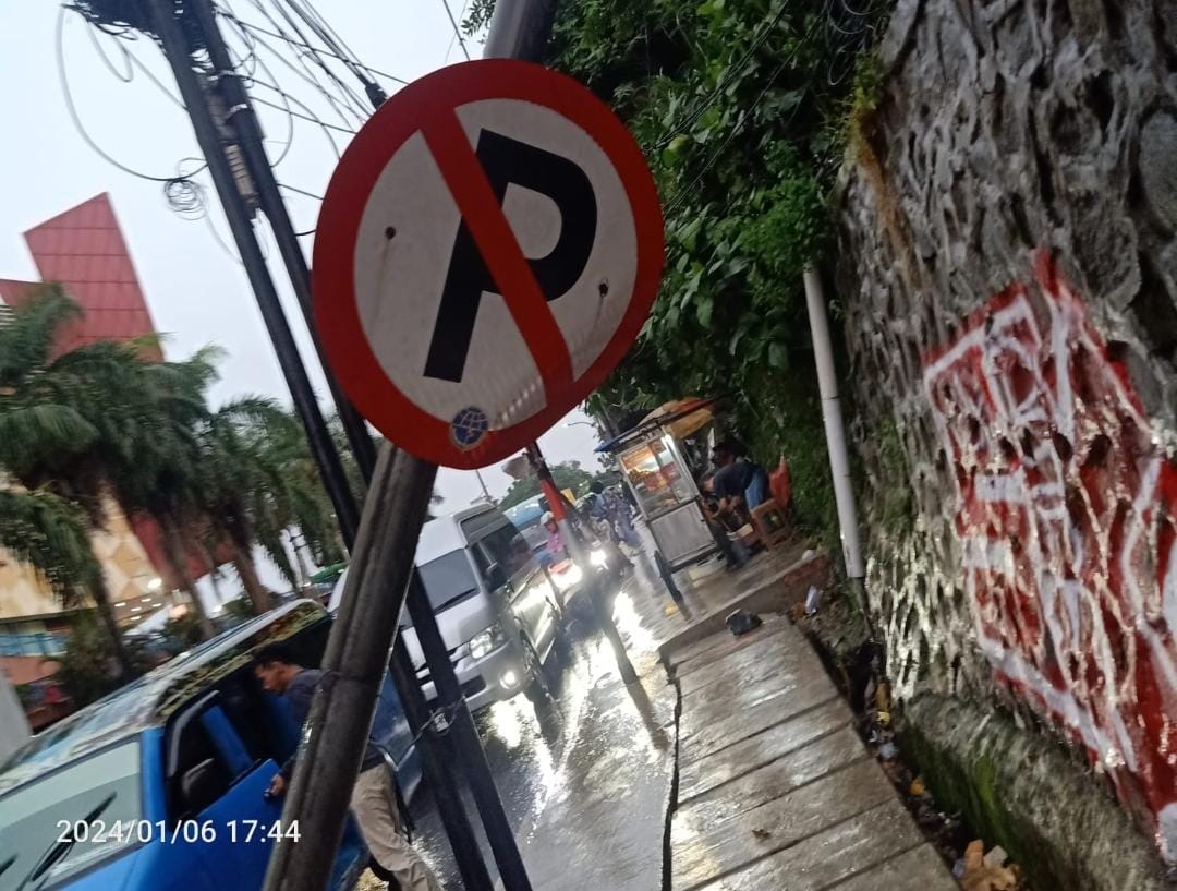 Tiang rambu lalulintas leter S di depan Mall BTM Kota Bogor roboh pada Sabtu (6/1/2024). Foto: Arifal/Radar Bogor