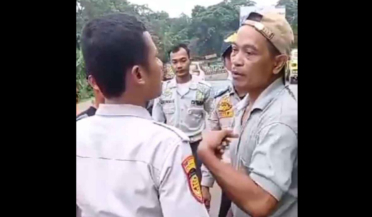 Ketegangan antara petugas Dishub dengan sopr truk tambang di jembatan perbatasan Kabupaten Tangerang, Kamis (4/1/2024) sore.