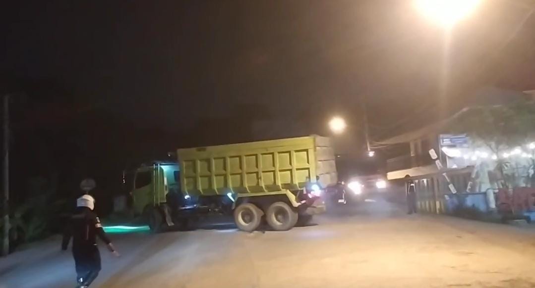 Sejumlah truk tambang dipaksa putar balik saat hendak masuk Bogor di wilayah Parung Panjang, Kamis (18/1/2024) pagi.