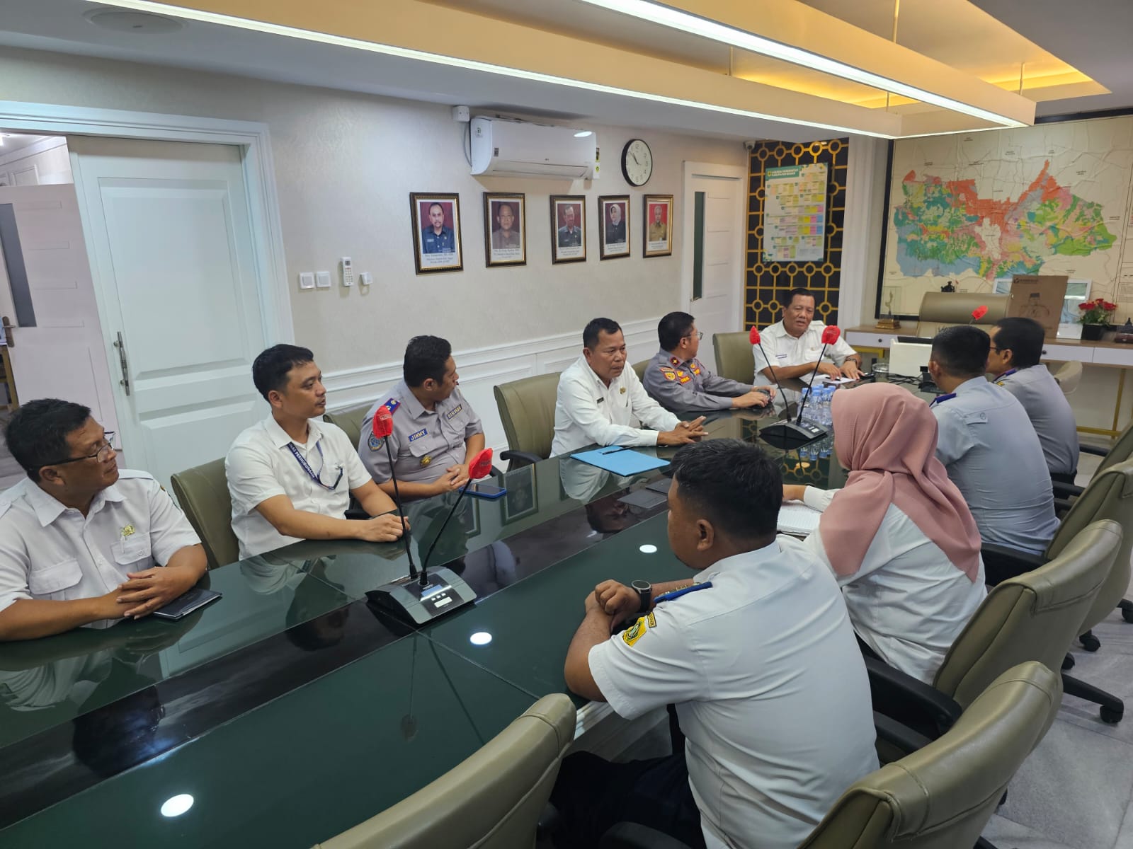 Dishub Kabupaten Bogor bersama Dishub Tangerang menggelar pertemuan membahas rencana operasi gabungan bagi pelanggar perbup terkait jam operasional truk tambang.