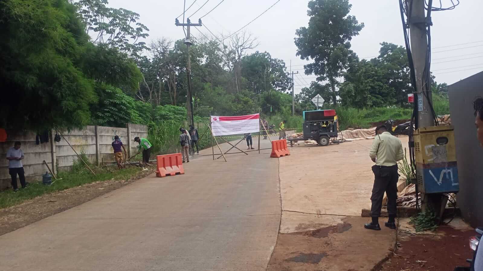 Akses warga Desa Pabuaran yang ditutup BRIN.