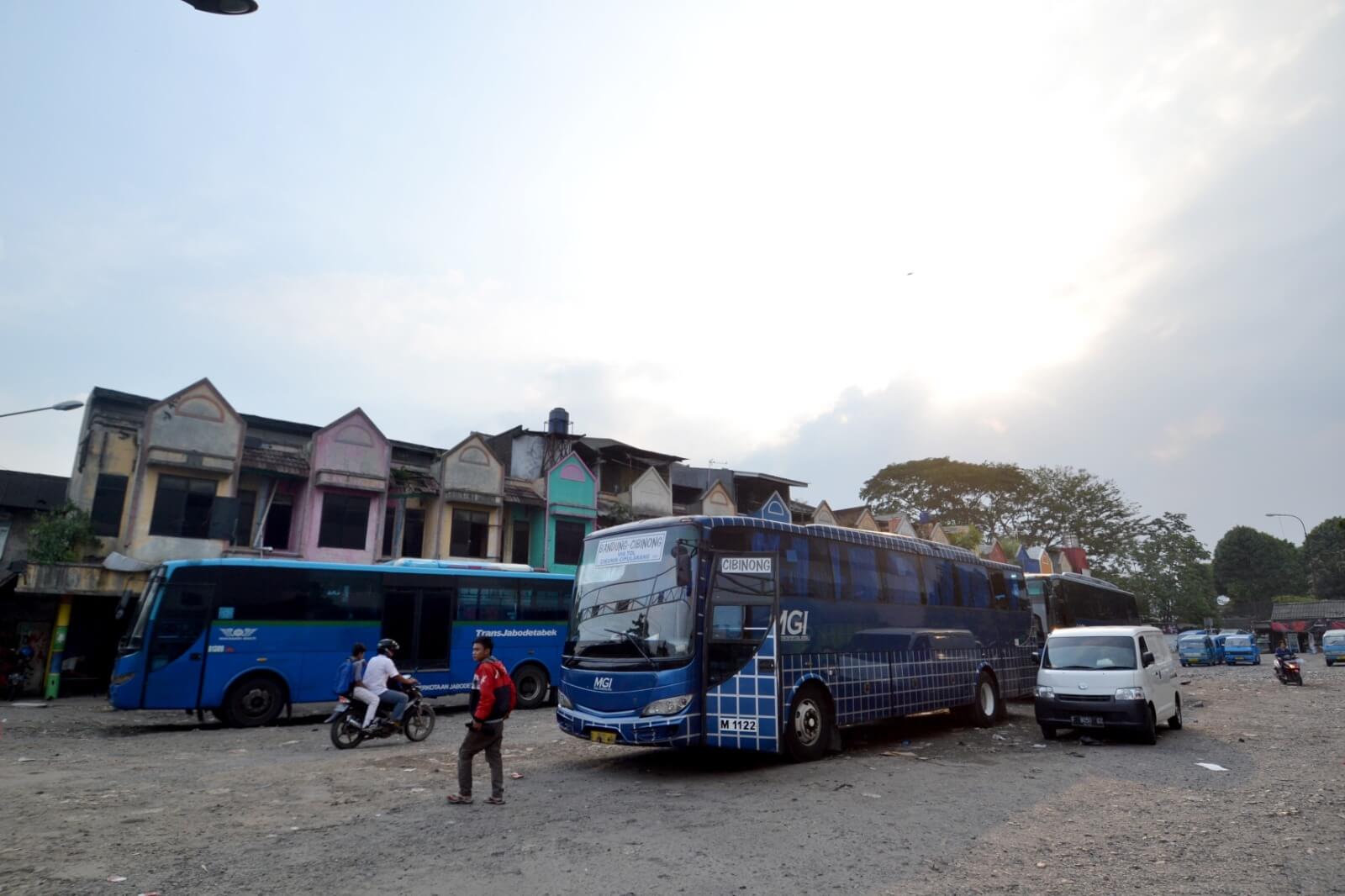 Sejumlah Bus di Terminal Cibinong, Kabupaten Bogor, Jawa Barat. Pemerintah Kabupaten Bogor berencana menerapkan operasi sarana angkutan massal terintegrasi sistem Buy The Service (BTS) untuk kuramgi beban kendaraan. Foto : Radar Bogor / Hendi Novian