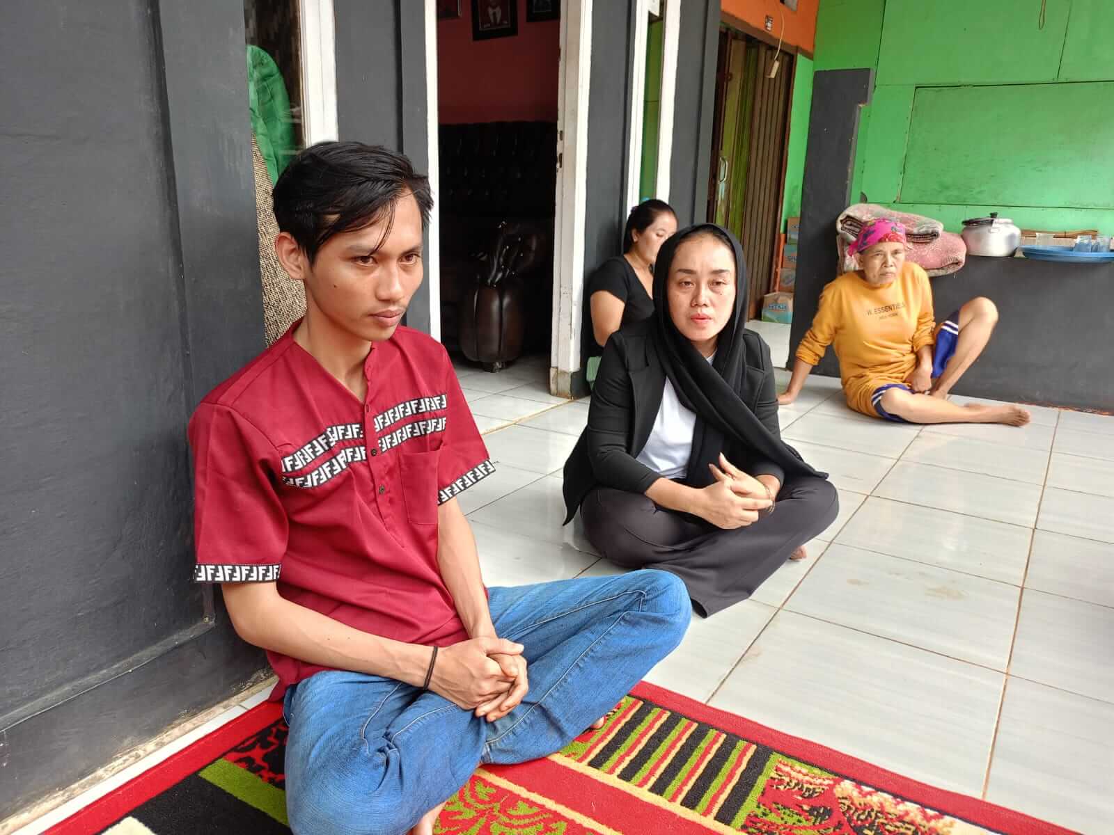 Keluarga korban tawuran di Kemang.