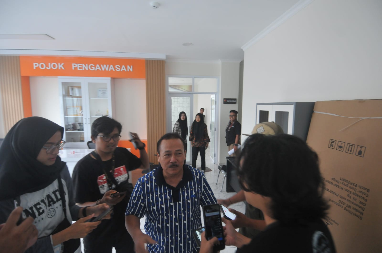 Mantan Camat Parungpanjang, Icang Aliudin usai dimintai keterangan Bawaslu Kabupaten Bogor, Jawa Barat. Jumat (5/1/2024). Kedatangan Icang memenuhi panggilan Bawaslu usai dirinya menurunkan alat praga kampanye di wilayahnya. Foto : Radar Bogor / Hendi Nov
